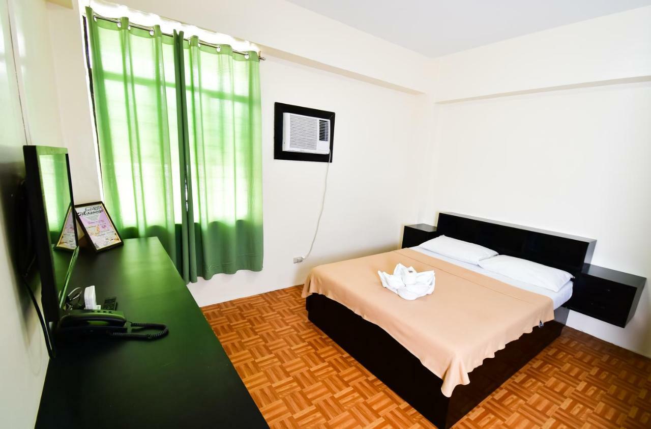 Casa Blanca Apartment Манила Экстерьер фото