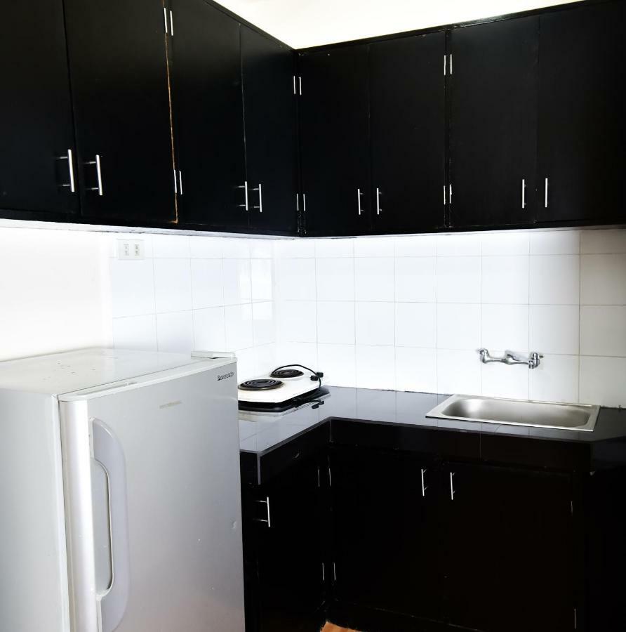 Casa Blanca Apartment Манила Экстерьер фото