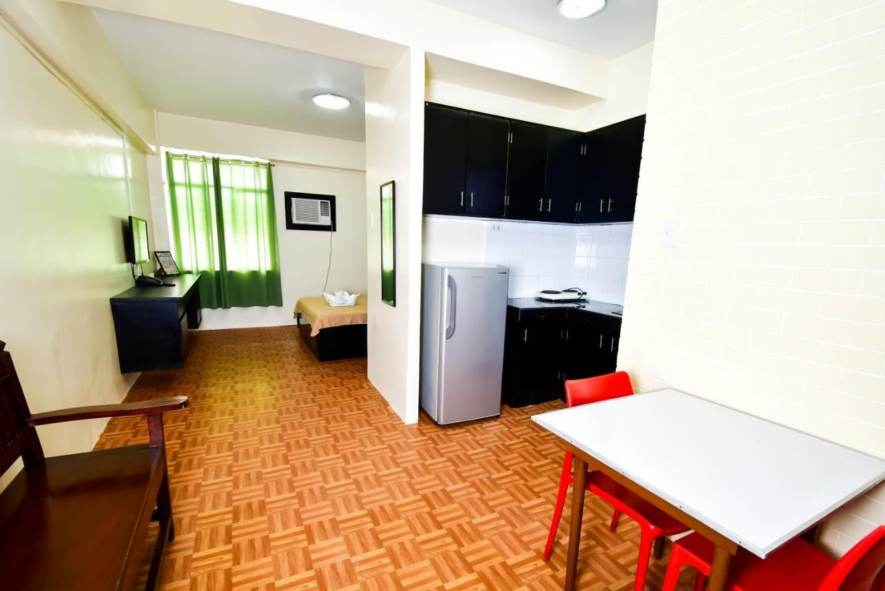 Casa Blanca Apartment Манила Экстерьер фото