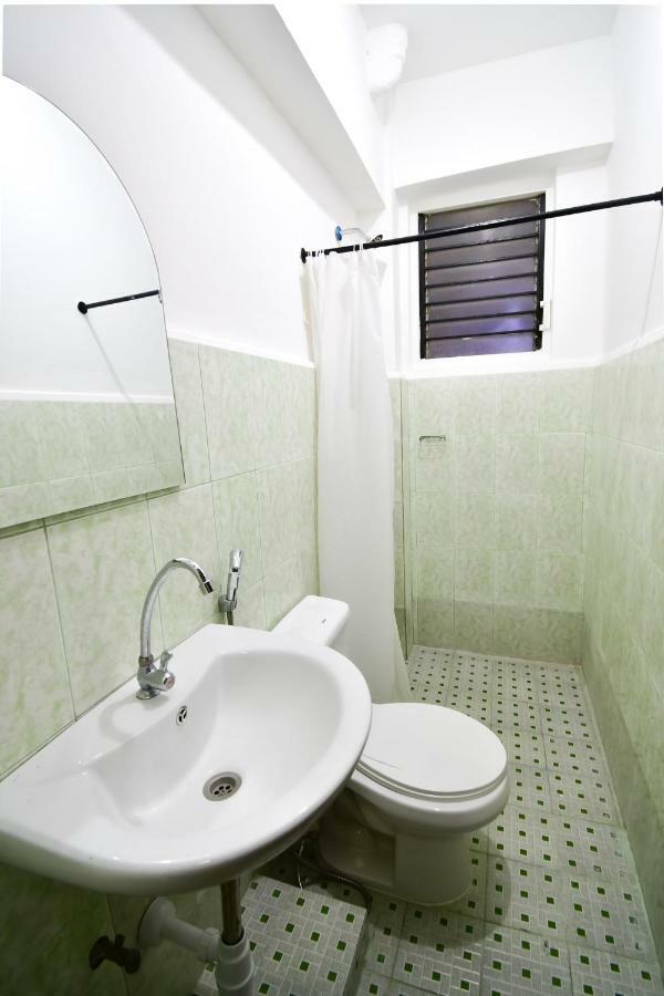 Casa Blanca Apartment Манила Экстерьер фото